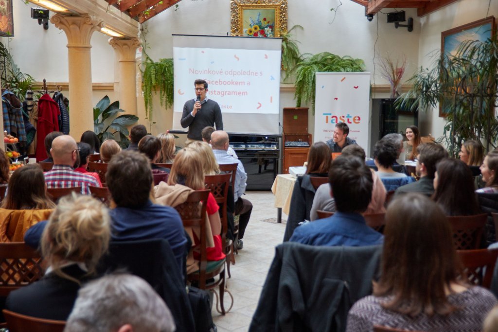 Moderátor s plným sálem.