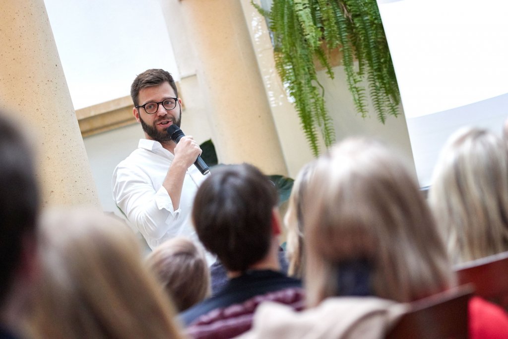 Pavel Tekel s mikrofonem.