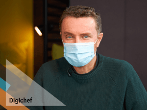 „Průměrný Čech stráví denně na sociálních sítích 159 minut a u televize 255 minut,“ říká Vladan Crha