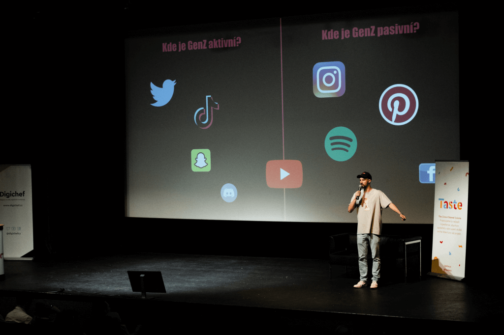 Jonáš Čumrik přednáší o Generaci Z na sociálních sítích