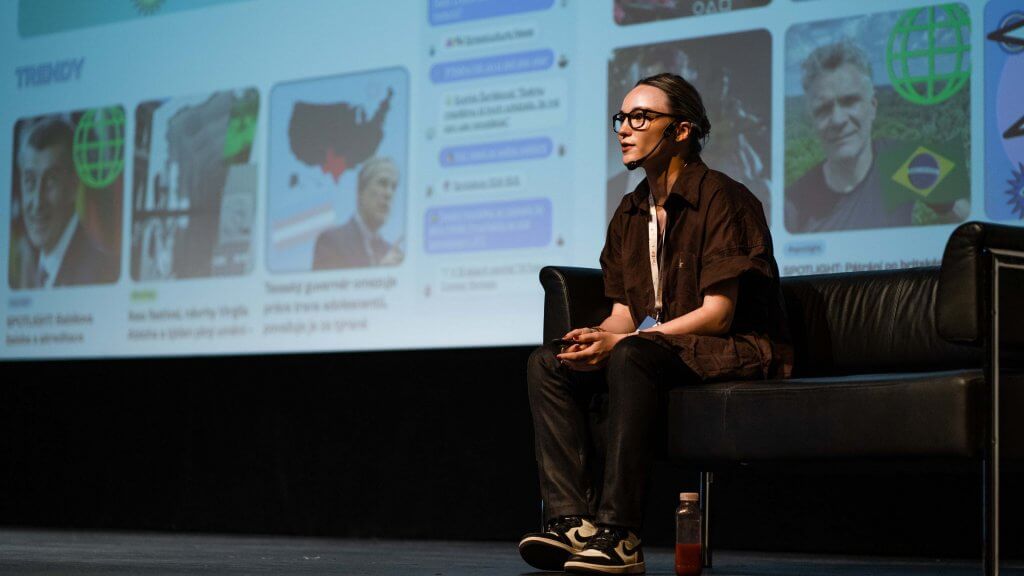 Karolína Čumriková na pohovce přednáší o vzniku projektu heyfomo.cz