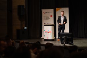 David Janoušek stoji na podiu