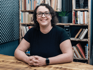 „Nepotřebujete hacknout algoritmy, potřebujete hacknout lidi,” říká Eliška Vyhnánková, expertka na sociální sítě.