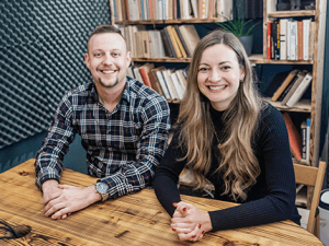 „Projektový manažer nemůže být jen přeposílač e-mailů,” říkají Gabriela Fialová a Zbyněk Římal, PM z agentury Taste.