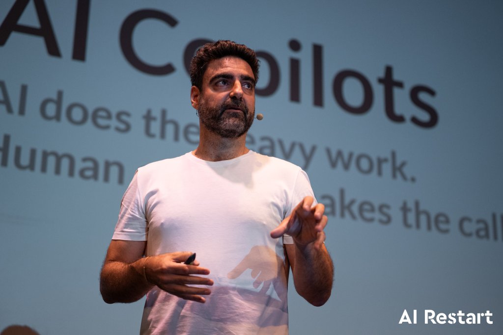 Guillermo Alda přednáší na AI Restartu 2023