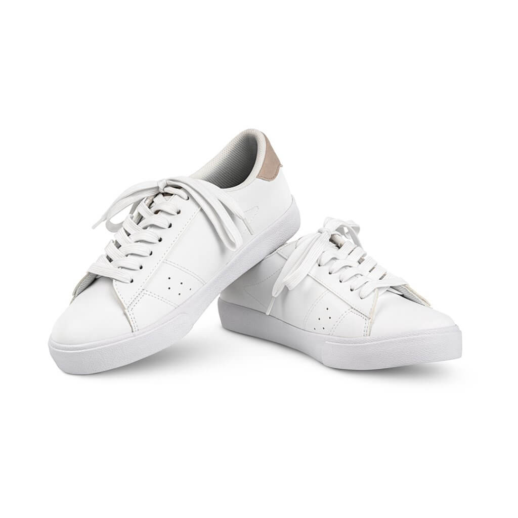 Produktová fotografie páru bílých bot