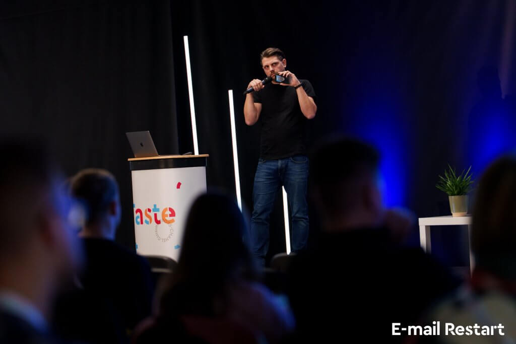 Ondřej Khun diskutující se svým AI asistentem o metrikách v e-mail marketingu.